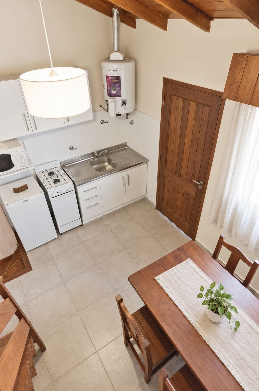 Vista desde arriba de la cocina y la mesa del comedor