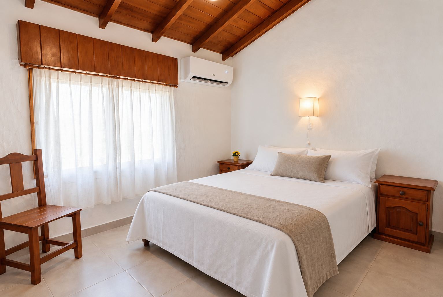Dormitorio principal con cama matrimonial, mesas de luz de madera, aire acondicionado y techo de vigas